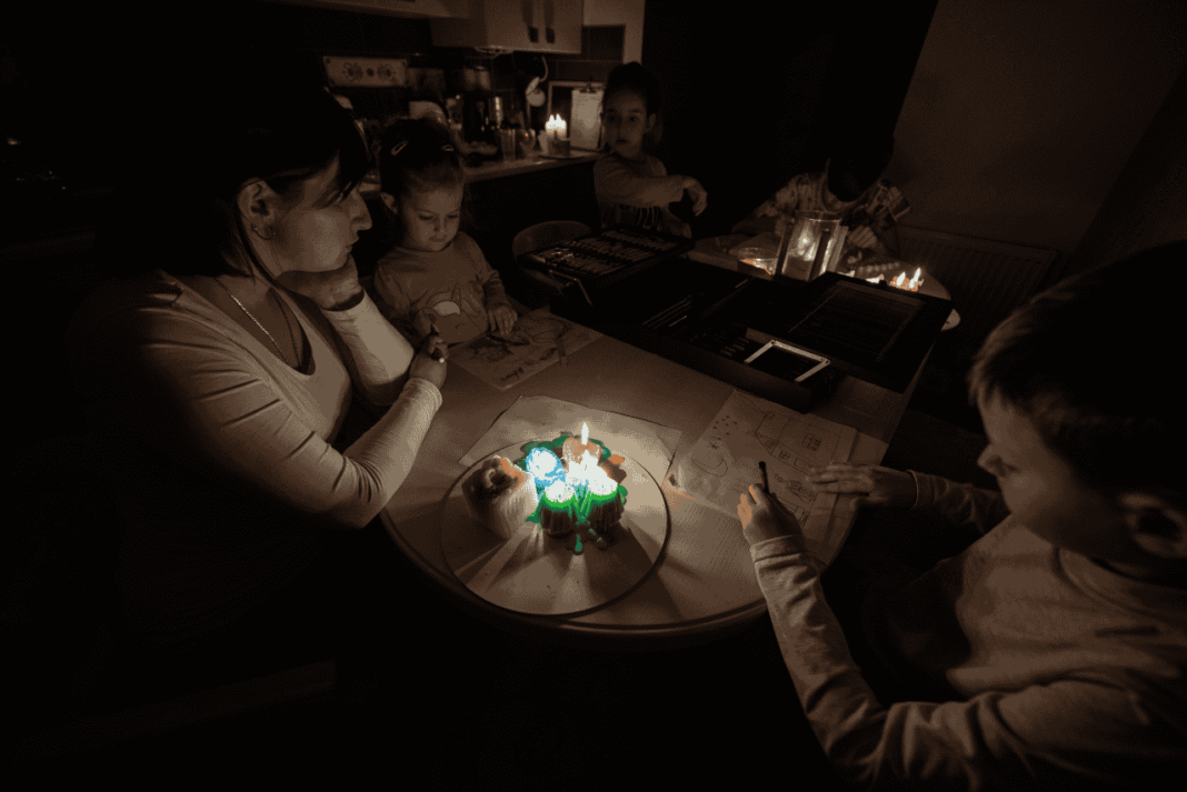Panama streets in darkness during a nationwide power blackout with a disrupted water supply - Feature Pakistan