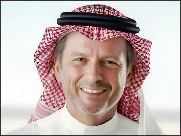 John Pagano entering Masjid al-Haram for his first Ramadan fast, dressed in traditional Saudi attire