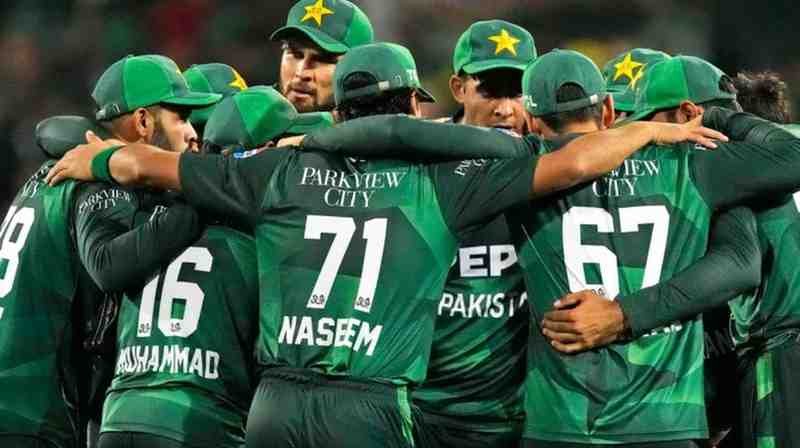 Pakistan cricket team huddle.