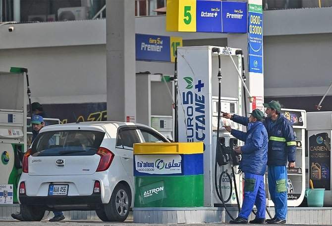 Many people at petrol station representing petrol price drop in Pakistan