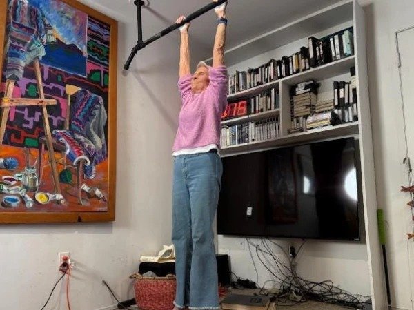 90-year-old Ann Krayl Aeslston holding dead hang position