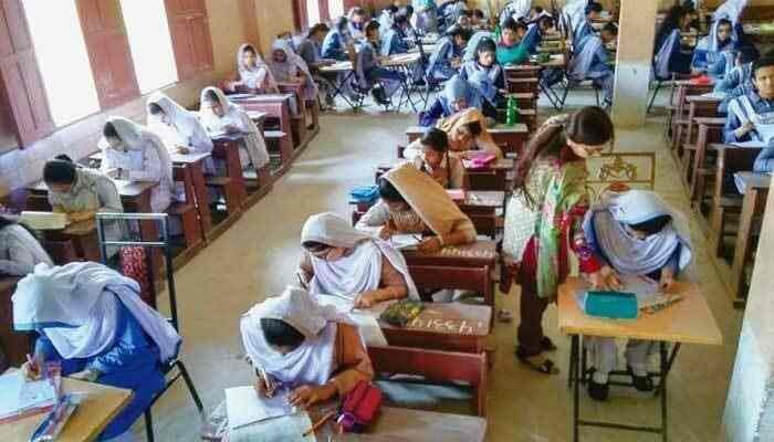 students appearing in 9th class board exams punjab in exam hall