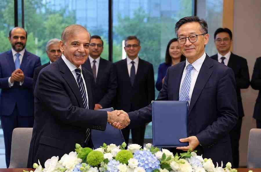 Pakistan and Alibaba officials signing digital cooperation agreements