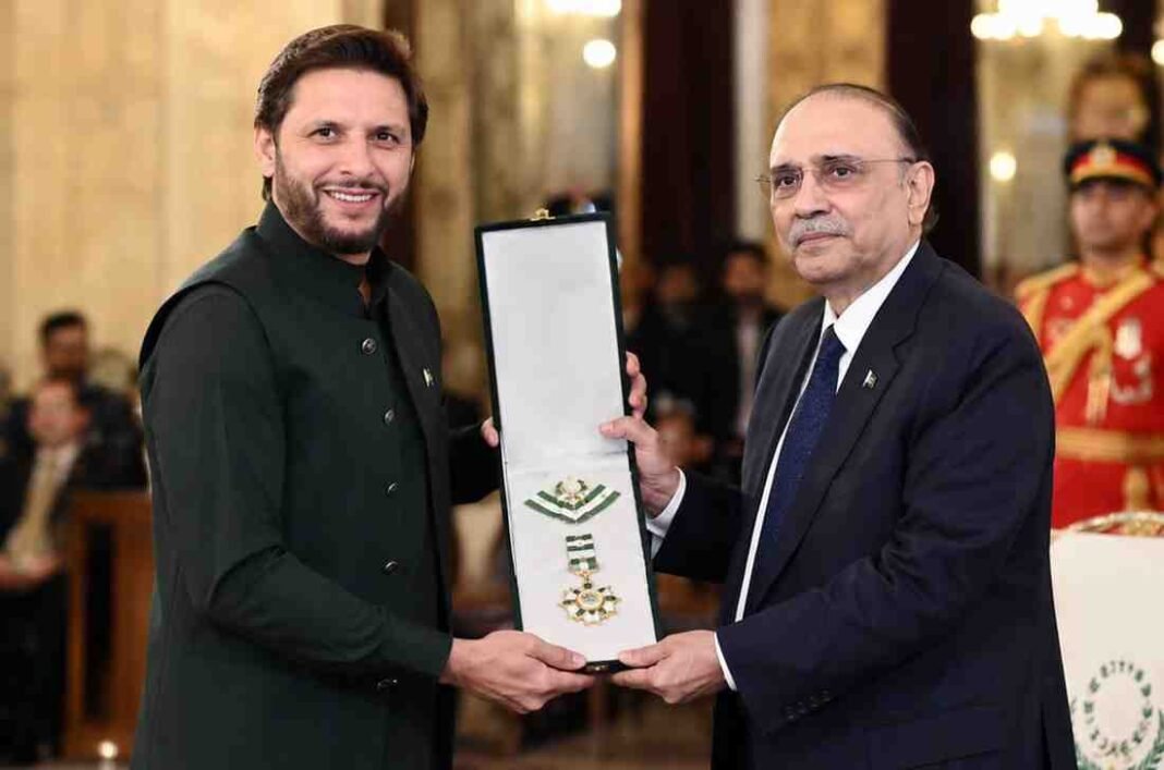 Shahid Afridi receiving Hilal-e-Imtiaz award during a ceremony at Aiwan-e-Sadr