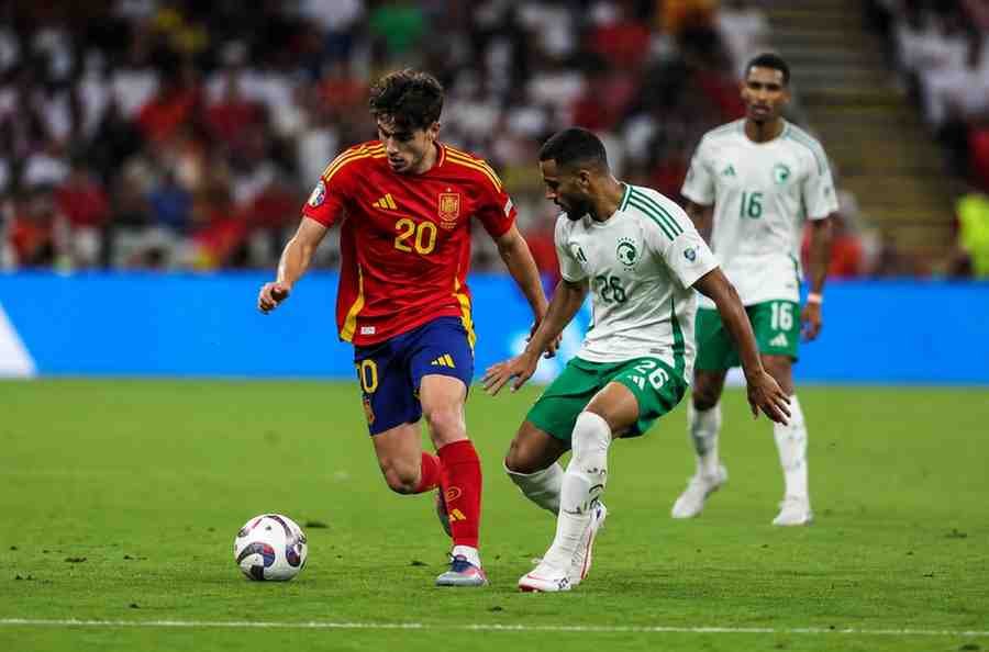 Spain player challenges Saudi Arabia defender during FIFA World Cup 2026 Group H match.