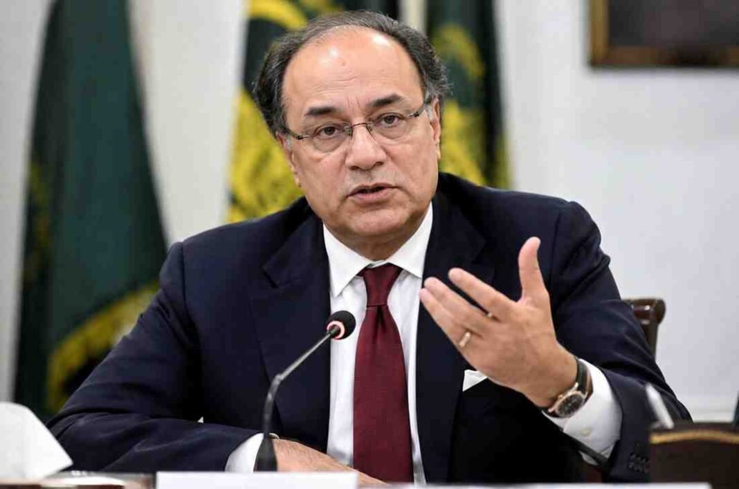 Finance Minister discusses economic outlook amid expectations of lower oil prices and easing inflation.