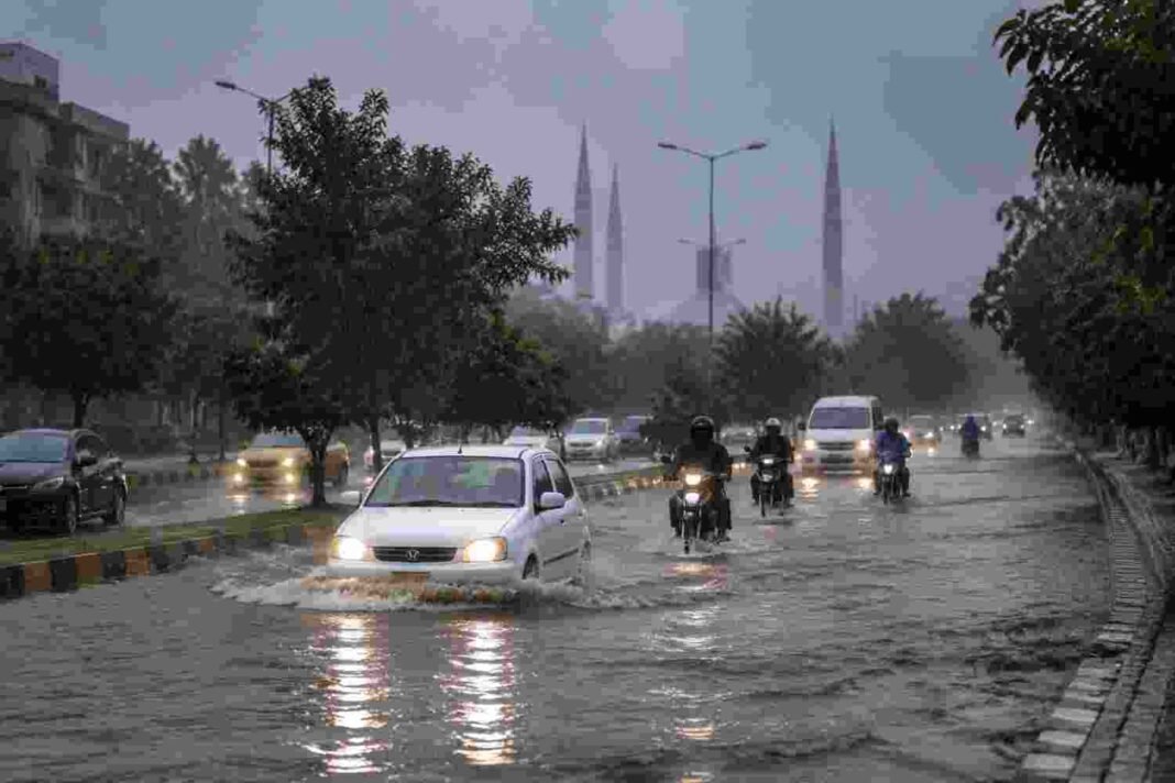 Heavy Rain Hits Islamabad & Rawalpindi, Emergency Declared Flooded road in Islamabad Rawalpindi after heavy rainfall with vehicles moving through rainwater