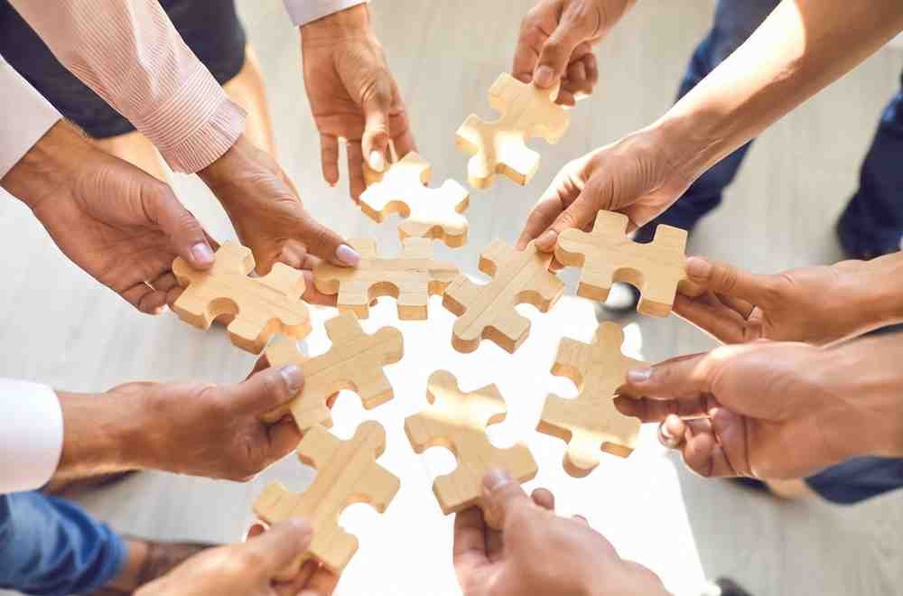 People joining puzzle pieces together to symbolize public trust and unity in Pakistan.