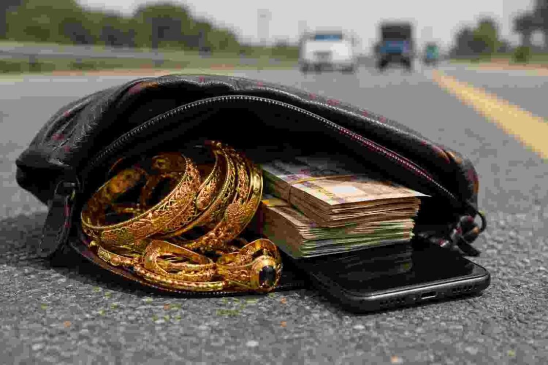 Gold and Cash Found on Motorway Gold jewellery, cash and phone on motorway