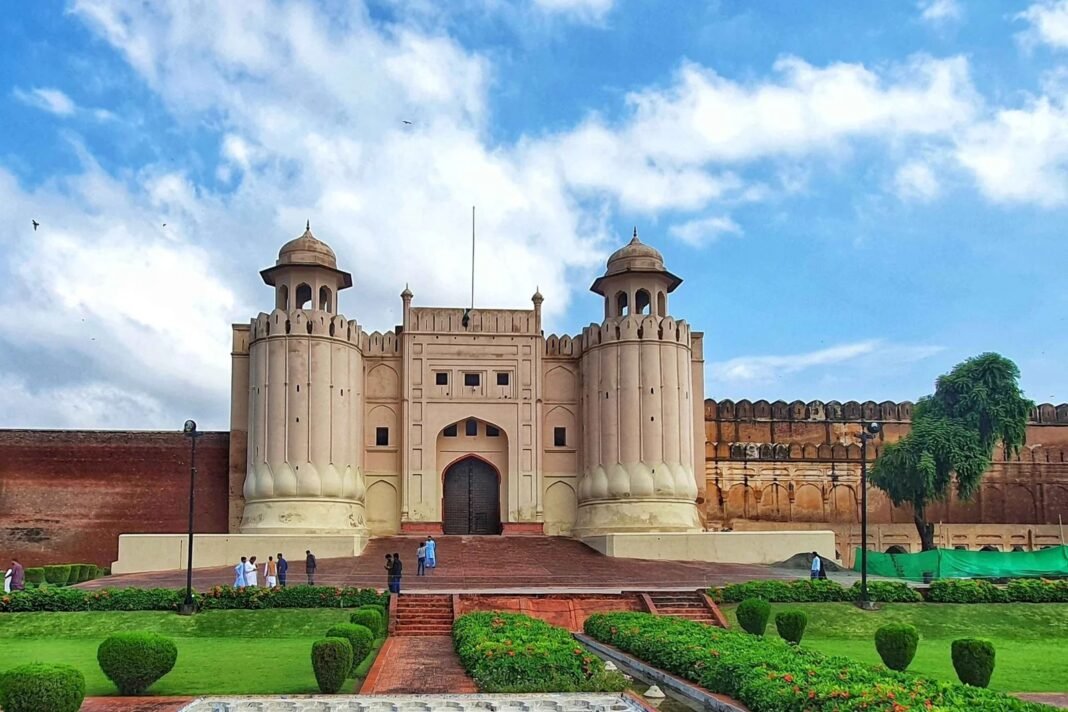 Alamgiri Gate: Why You Should Visit & When to Go | Explore Pakistan Alamgiri Gate: Why You Should Visit & When to Go | Explore Pakistan