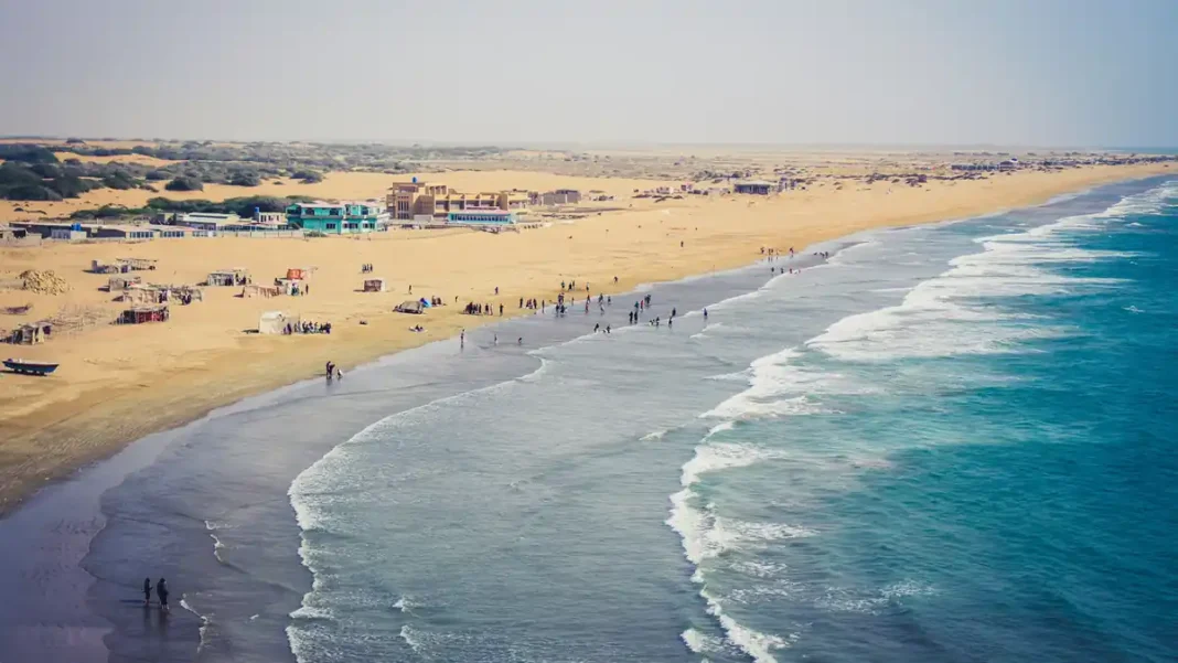 How Many Oceans Are in Pakistan? The One-Sea Answer Waves of the Arabian Sea along Pakistan’s coast