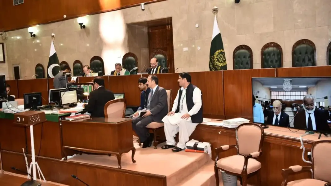 Article 204 of the Constitution of Pakistan: Contempt of Court Powers Explained Judges and lawyers in a Pakistani courtroom during a hearing