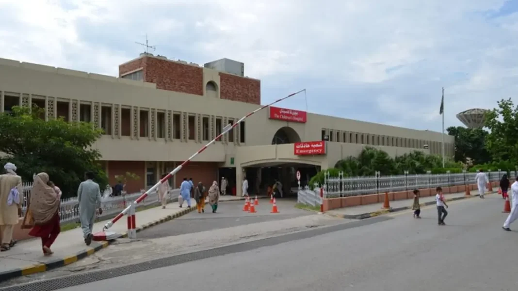 Average Life Expectancy in Pakistan: What the Number Really Means Hospital corridor in Pakistan