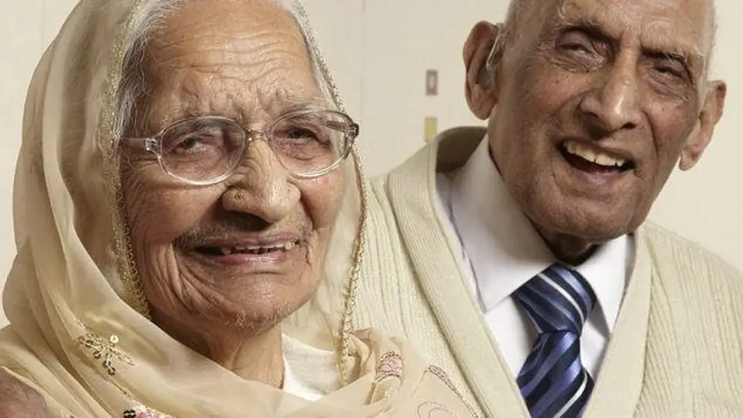 Average Lifespan in Pakistan: Lifespan vs Life Expectancy Elderly Pakistani couple