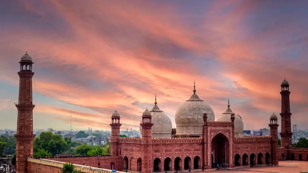 Red List Countries: Is Pakistan on Any Red List? Badshahi Mosque in Lahore, Pakistan