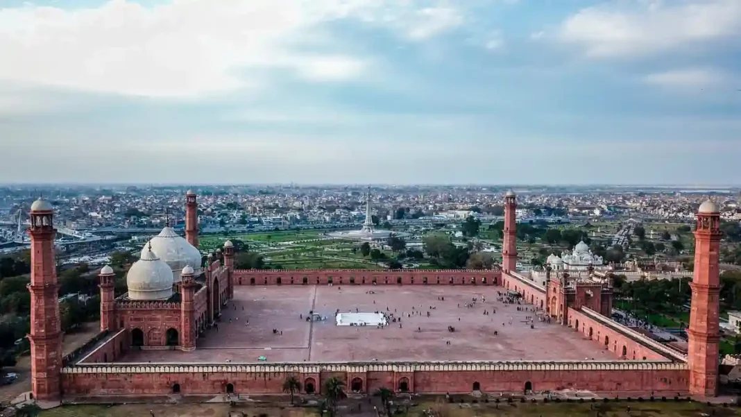 Punjab’s Radcliffe Border: Lahore, Kasur & Sialkot on the Frontier Badshahi Mosque Lahore aerial - Punjab border region