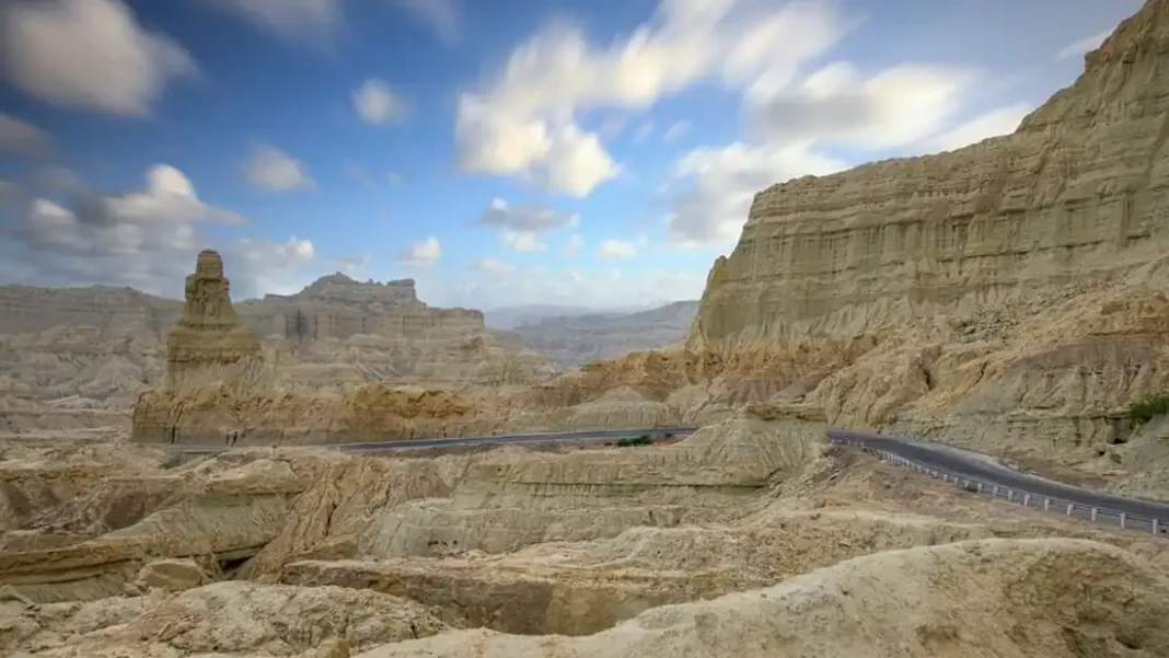 Largest Province of Pakistan: Balochistan vs Punjab Explained Mountain landscape of Balochistan, Pakistan's largest province