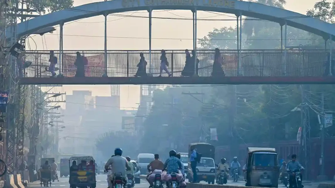 Lahore Chokes as Air Quality Index Hits 210 ‘Very Unhealthy’
