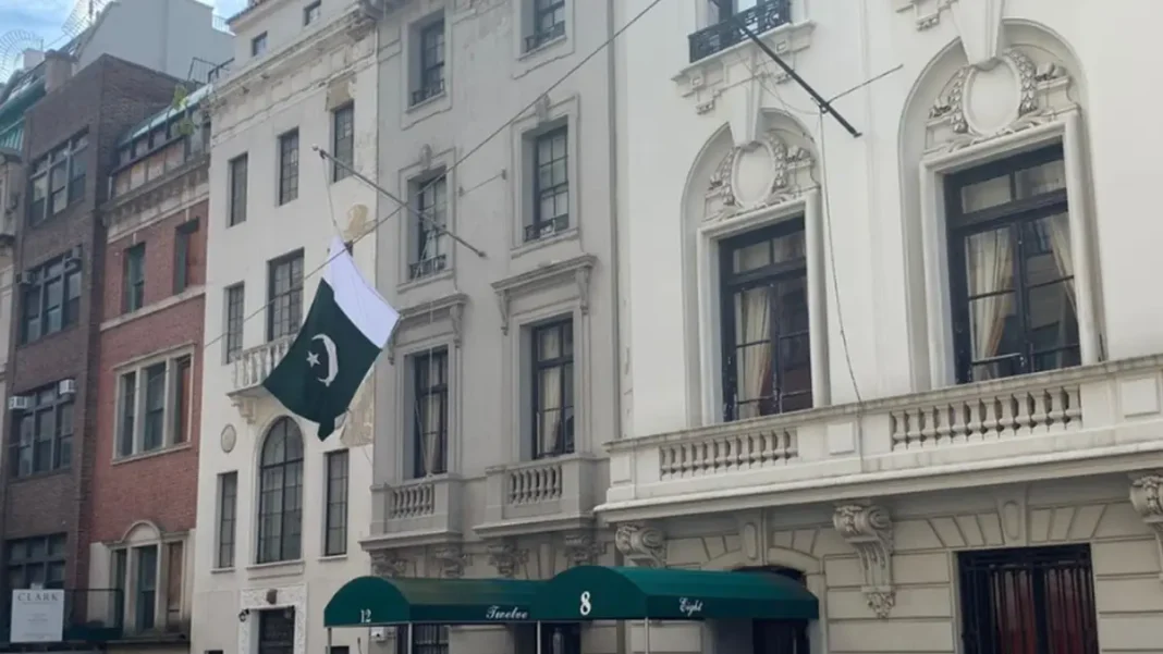 Consulate General of Pakistan in the USA: New York, Chicago, Houston & Los Angeles Consulate General of Pakistan in New York, Pakistan House, with the Pakistan flag