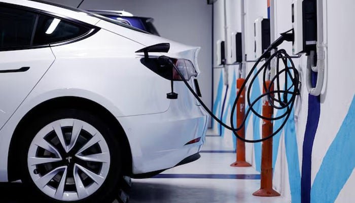Electric cars can save Pakistan $1 billion in fuel costs, NEV policy projects Electric cars save Pakistan nearly $1 billion: EV charging in a Pakistani city