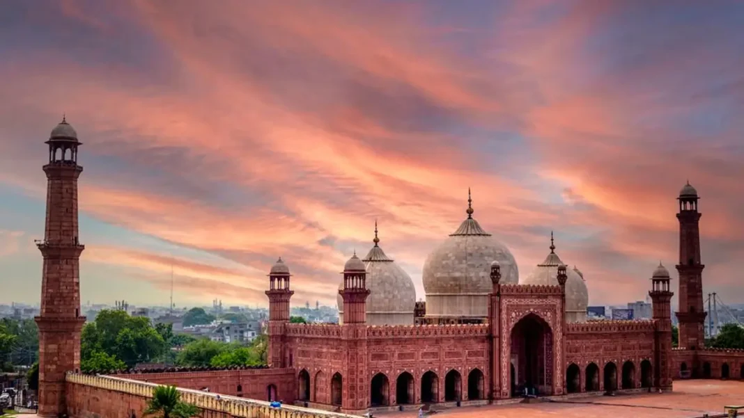 Famous Tourist Places in Pakistan Famous Tourist Places in Pakistan