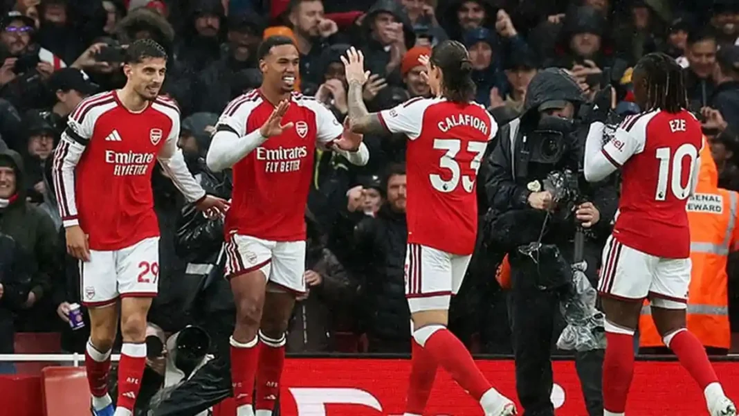 Arsenal Beat Everton 2-0 to Join Man City at the Top Arsenal beat Everton 2-0: Arsenal players celebrate a goal against Everton at the Emirates Stadium