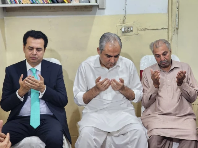Naqvi Hands Rs5m Recovered Cash to Laiba Ejaz’s Family, Briefs Them on Case