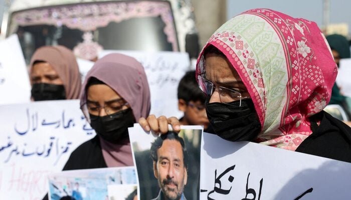 Somalia hostage sailors reach Karachi today; PM announces Rs12.5m for families of three killed Somalia hostage sailors: relatives of the MT Honour 25 crew hold placards at a Karachi protest