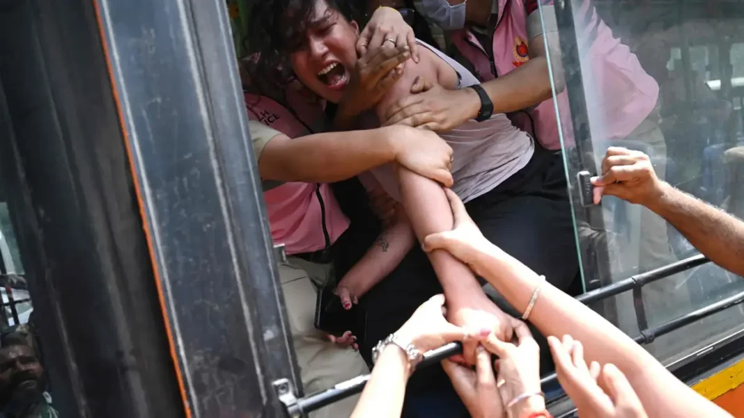 Delhi Police Detain Hundreds as Cockroach Protest Crackdown Grips Capital Delhi Police Detain Hundreds as Cockroach Protest Crackdown Grips Capital
