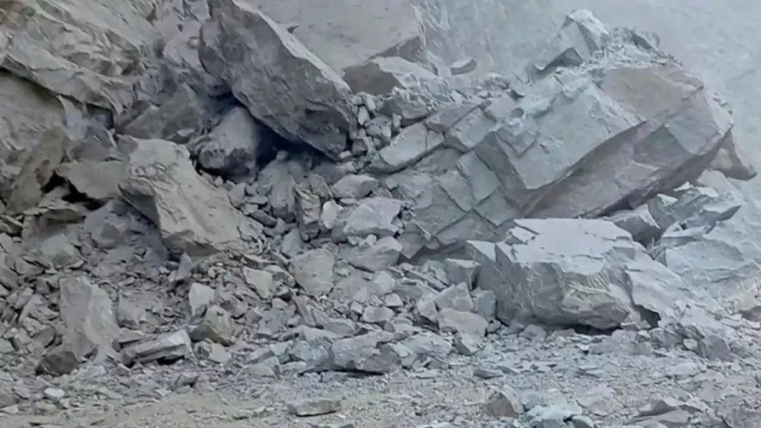 Landslide Blocks Baltistan Road, Strands Travellers