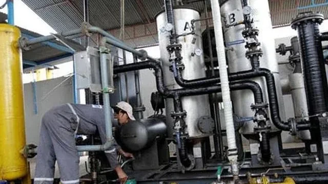 Pakistan Factory Output Stalls as Steel, Fertiliser Slump in August Pakistan LSM growth August: a worker at an industrial plant as large-scale manufacturing stalled in August