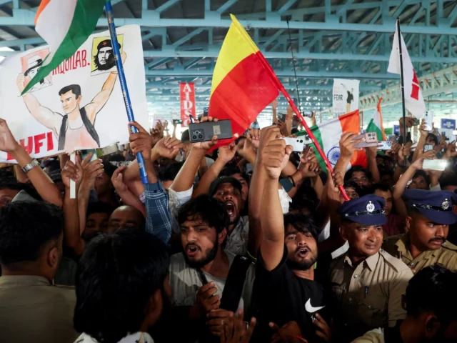 Rahul, Priyanka Gandhi Detained as India Voter-List Protests Enter Third Day India opposition protest in Bengaluru over voter list revision