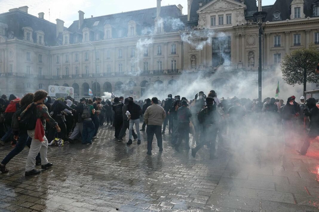 Police detain more than 500 as student protests turn violent across France Student protesters amid tear gas during France student protests