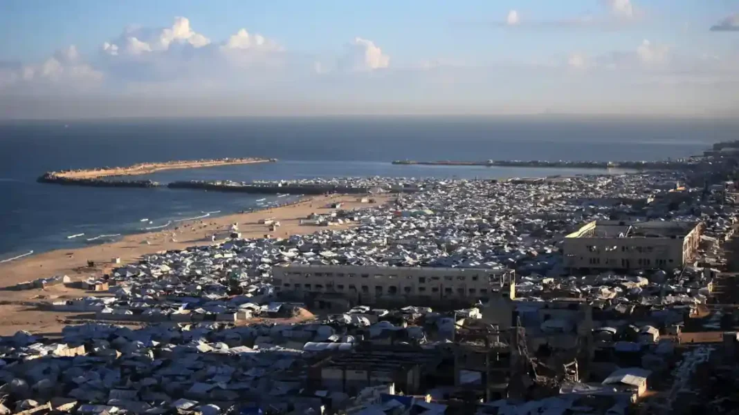Gaza goods deliveries halt as traders and Hamas clash over ‘taxes’ Gaza traders tax dispute: displaced families' tents on the Gaza coast