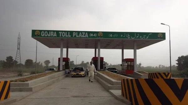 Five Dead in M-4 Motorway Collision Five Dead in M-4 Motorway Collision