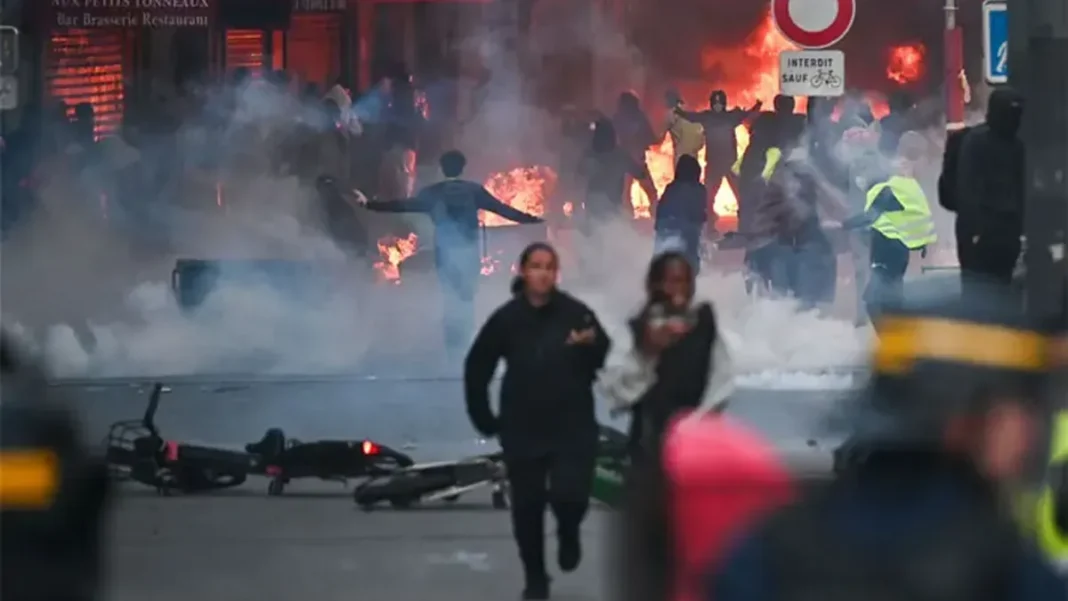 France Protests: Macron Condemns Violence as Over 500,000 March Against Rising Costs France protests Macron violence — night clashes in Paris with fires and smoke