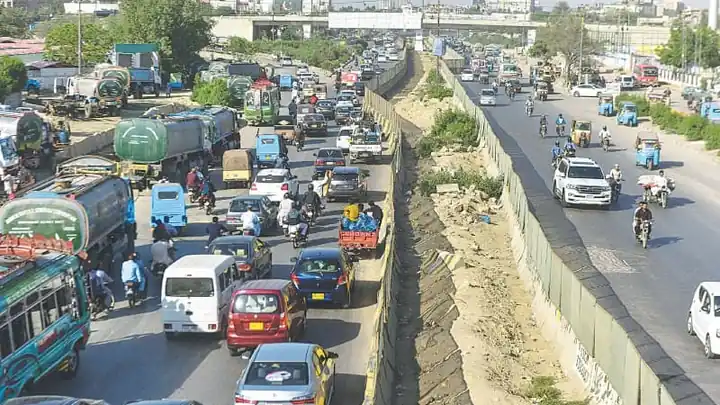 Red Line Digging Damages Gas Pipeline, Hits Karachi Supply Karachi gas pipeline damage - BRT Red Line construction corridor on University Road