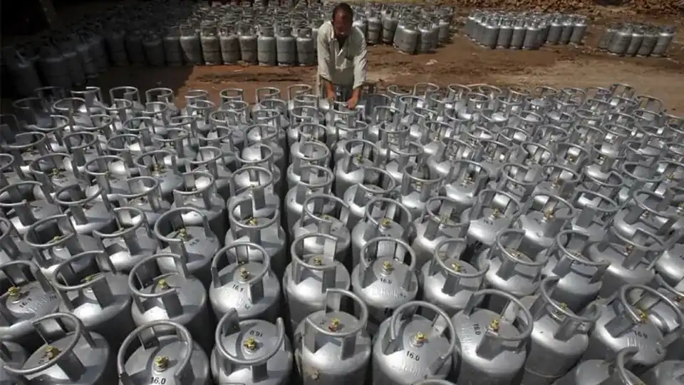 Government Moves to Curb LPG Hoarding as Winter Nears LPG hoarding Pakistan - cylinders at a distribution yard
