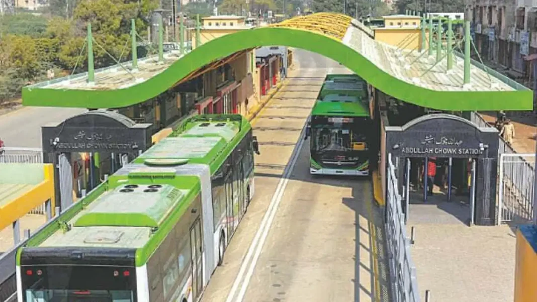 Karachi Green Line Extension to Be Completed in FY27, Assures Governor Karachi Green Line extension - Green Line buses at a BRT station in Karachi
