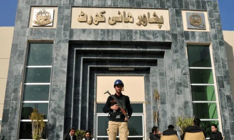 PHC sets aside 10-year sentence of police inspector in fabricated evidence case PHC acquittal: police official stands guard outside the Peshawar High Court
