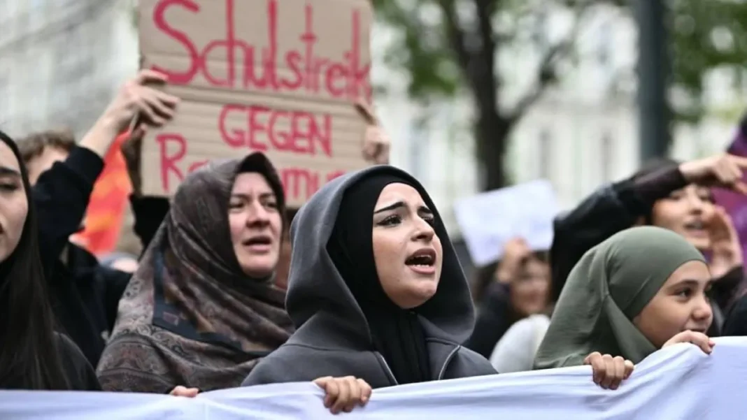 Austria’s headscarf ban for under-14 girls draws protests across the country Austria’s headscarf ban for under-14 girls draws protests across the country