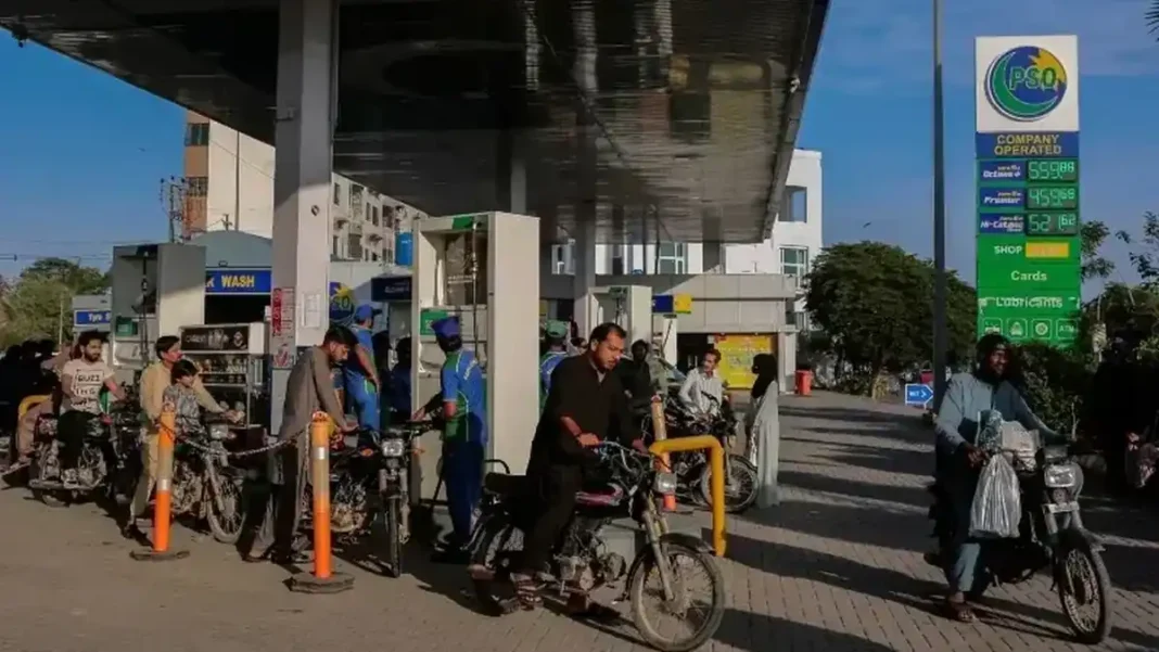 Karachi Petrol Pump Robbery: Rs6m Snatched from Cashier Karachi petrol pump robbery - Rs6m snatched from cashier