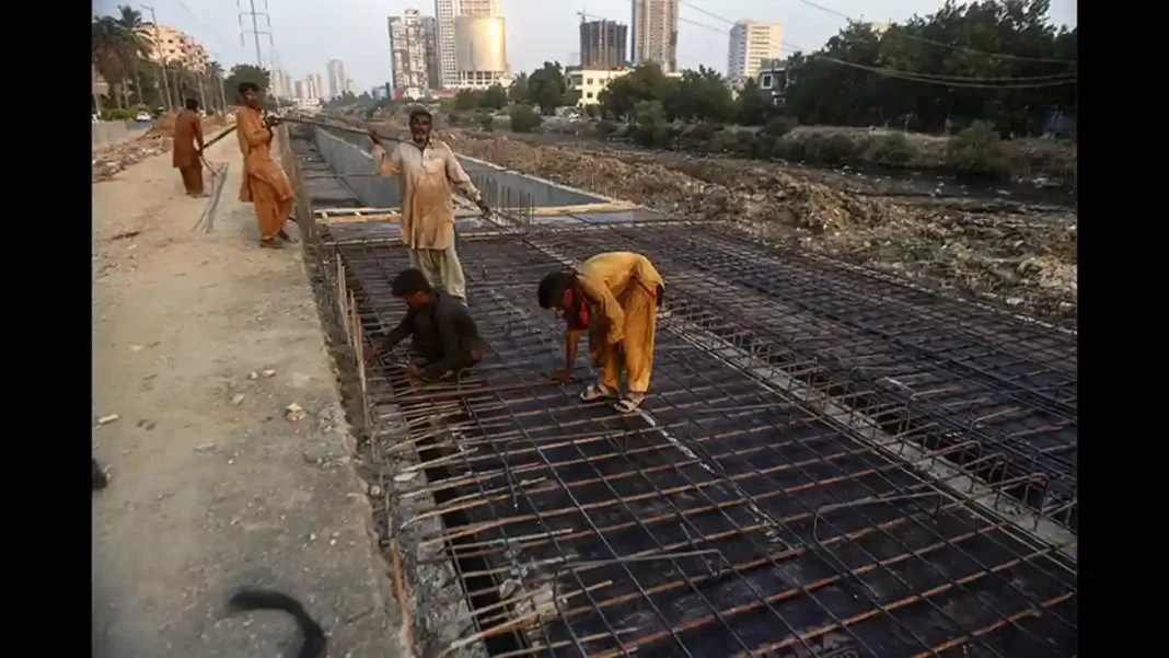 Nehr-i-Khayyam Work Will Not Stop Despite EIA Doubts Workers at the Nehr-i-Khayyam construction site in Karachi - Nehr-i-Khayyam EIA criticism