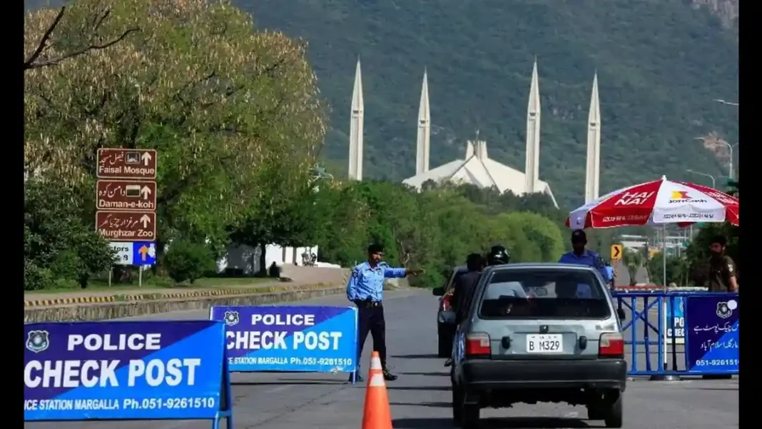 Islamabad Police Halve Checkposts from 24 to 12, Step Up Mobile Patrolling Islamabad checkposts reduced - a police checkpost in Islamabad, a practice the capital police have now halved from 24 to 12