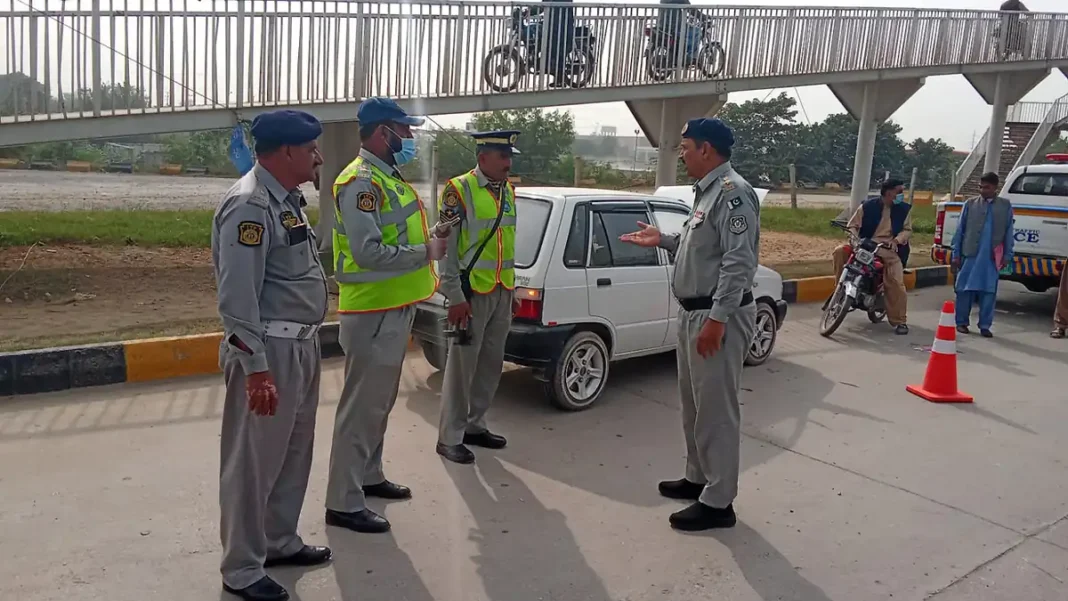 Islamabad Launches Online Driving Licence Services Islamabad online driving licence services - traffic police officers