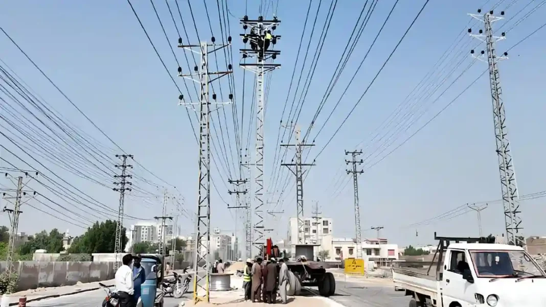 CM Sindh Defends Hyderabad Road Poles Plan Hyderabad road poles standing in the middle of a new road