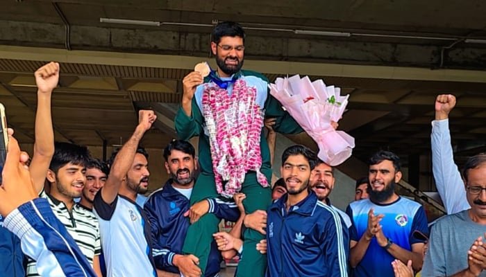 Ghulam Mustafa Bashir receives hero’s welcome in Karachi after Asian Games bronze Ghulam Mustafa Bashir receives hero’s welcome in Karachi after Asian Games bronze