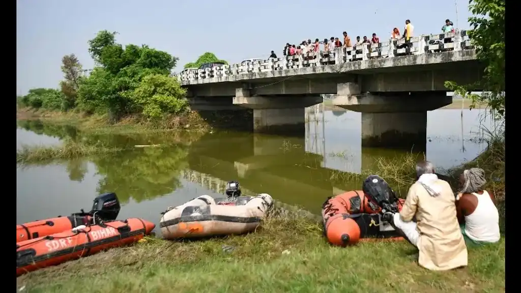 13 Children Drown as Overcrowded Boat Capsizes in Bihar’s Ganges River Vaishali boat capsize rescue: SDRF boats on the Ganges riverbank in Bihar