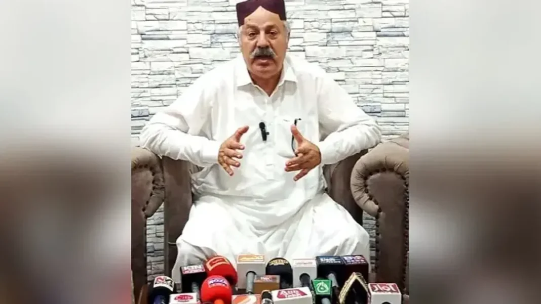 Four Sindhi Nationalist Parties Announce ‘Sindh Unity March’ in Larkana on October 15 Sindh Unity March Larkana: Riaz Chandio speaking at a press conference with microphones