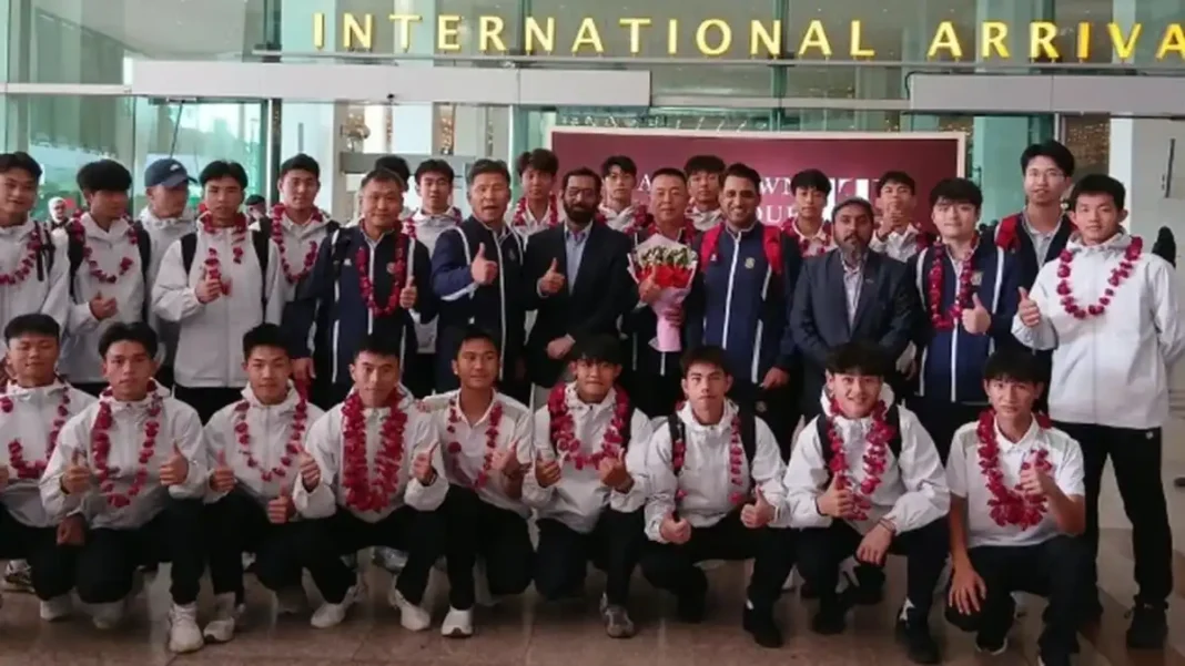 China’s Guangdong Hockey Team Arrives in Pakistan for Tour Matches Guangdong hockey team Pakistan: Chinese players welcomed at the airport